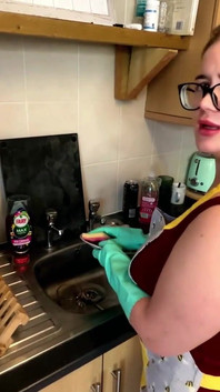Macecha je rozptýlena nevlastním synem během domácích prací