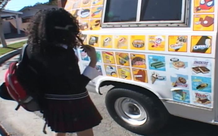 The Window of Sex: 热辣的冰淇淋场景-1_brunette少女喜欢和冰淇淋卡车上的男人做爱