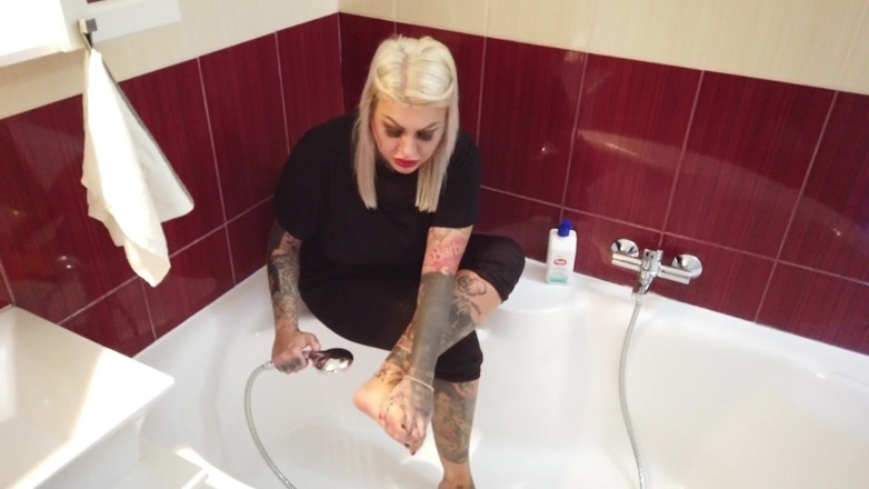 Fetish videos by Alex: Tante seksi rambut pirang bertato lagi asik cuci kaki
