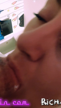 Kuksugningande spermasväljande MILF med enorma naturliga bröst