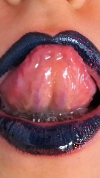 Goth dark Blue Lipstick dan Glossy Lips