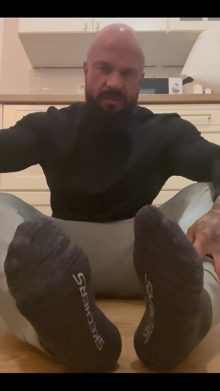 Jasons feet: मैं तुम्हें बदबूदार फ्लिप फ्लॉप सूंघता हूं