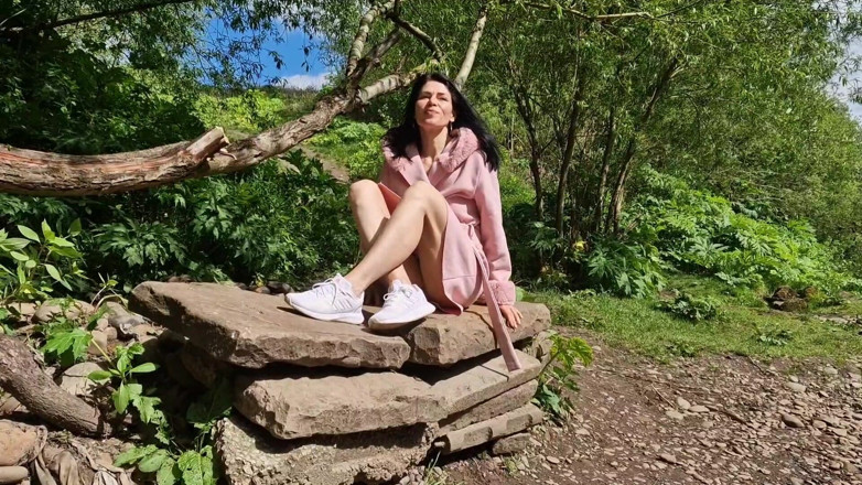 Nicky Brill: Gambe aperte all'aperto e pisciare