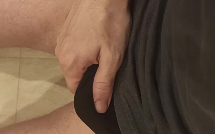 Pasha: Bir adam tuvalette otururken penisine masaj yapıyor