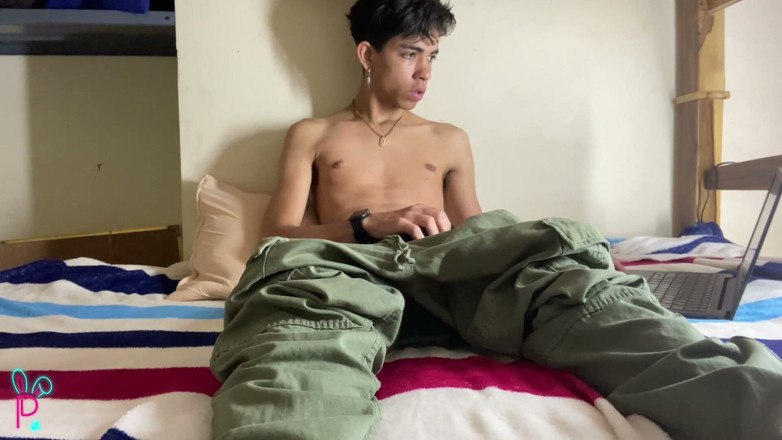 Isak pervert: Guy Dressed up as a Military Pulls Out His Huge...