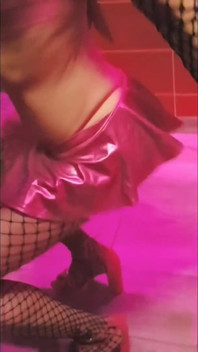 Mata air panas di sauna Paris. Ultraseksi waria Perancis! Skirt mini merah jambu di belakang pentas di tempat peribadi. Vanessabitchx