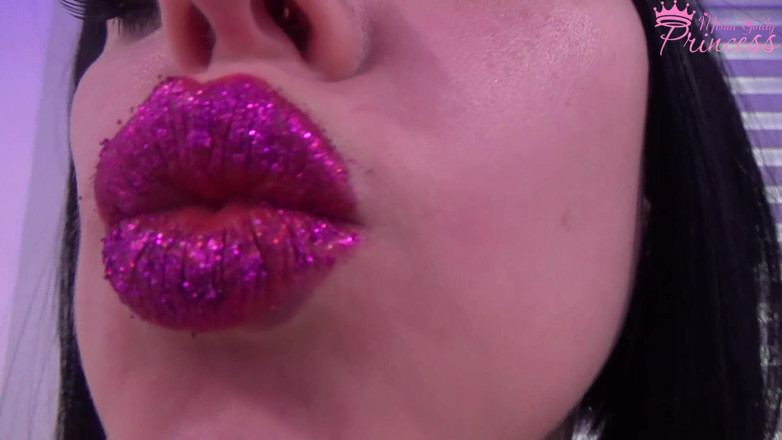 Goddess Misha Goldy: Provocación de lápiz labial púrpura brillante