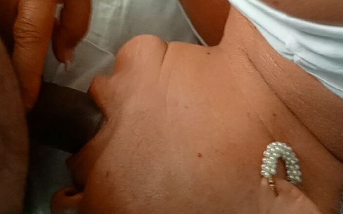 Milfta boohot: Бабушка моей подруги делает мне хороший минет, когда мы одни дома