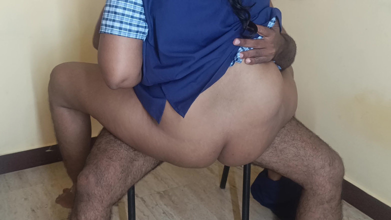 Ilakkiya: Tution usta biniş pozisyonunda üniformalı okulla eğleniyor