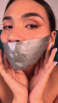 三重のテープ 従順な舌