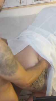 Sestra má svého prvního pacienta s vztyčeným penisem!