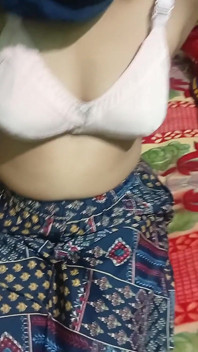 美しいインドのデジバビが彼女のおっぱいを見せて犯されています