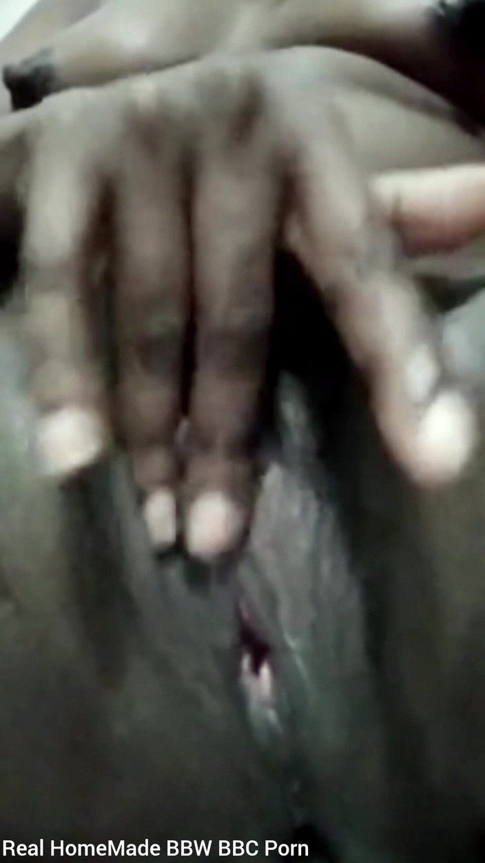 Super sexy ebony cuties: Frecându-mi cu degetul pizda mea umedă cu labii mari