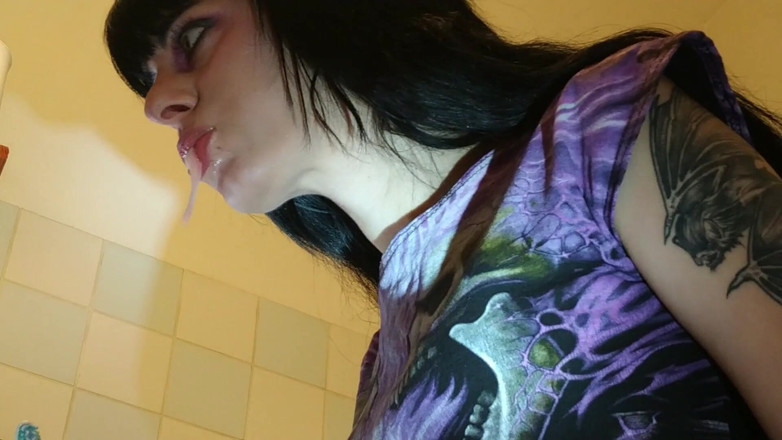 Beth Kinky: İyi bir sakso çektikten sonra diş fırçasıyla sikişiyor