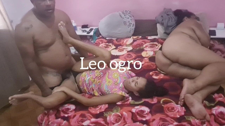 LeoOgro: Minha Esposa Do Lado Não Resisti Transei Com Minha Enteada