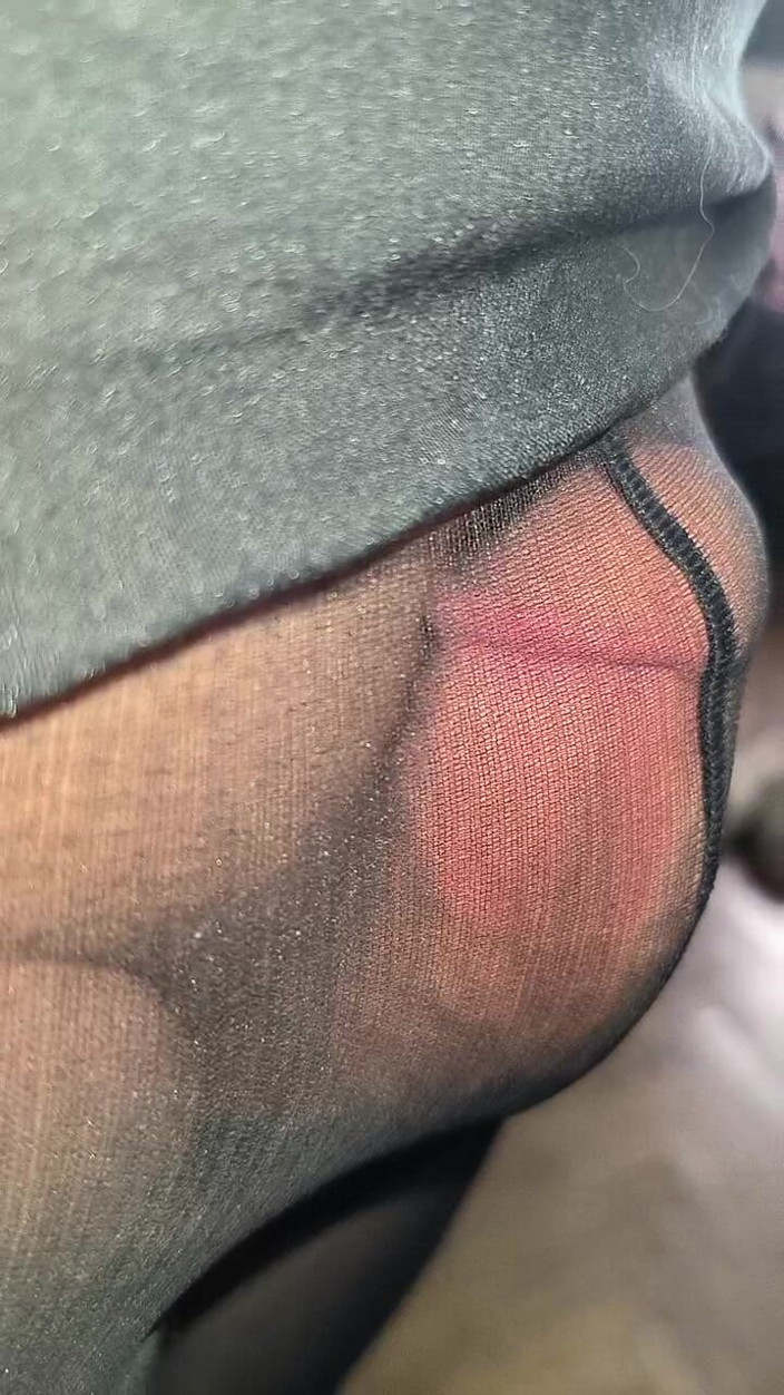 PantyhoseJuicyCummer: Aku mencuri pantyhose hitam mengkilap dari ibu temanku dari laci...