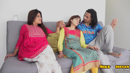 Niks Indian: Aldatan Koca Karısının Kaltak Arkadaşını Sikiyor