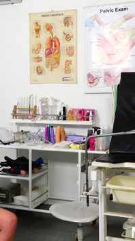 Esame ginecologico maturo - sexy MILF scopata da uno studente medico in chirurgia ginecologica del capo medico
