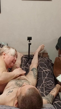 Nahá sousedka kouří hluboko, dokud se nevystříkám