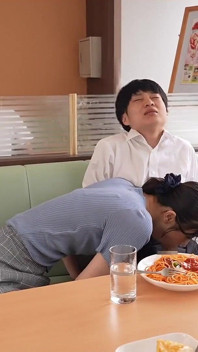 내 친구의 계모와 데이트 앱을 통해 재결합 나는 그녀의 아름다움에 감탄 2