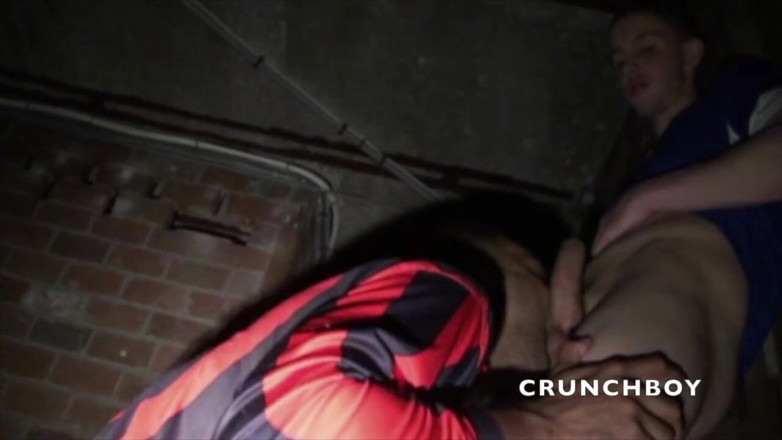 Crunch Boy: Сексуальна темношкіра відтрахана чуваком із кросівками в підвалі