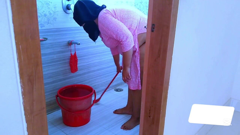 Aria Mia: Коли дружина гарячого друга прибирає свою ванну кімнату, друг чоловіка входить сюди і дає їй романтичний анальний трах