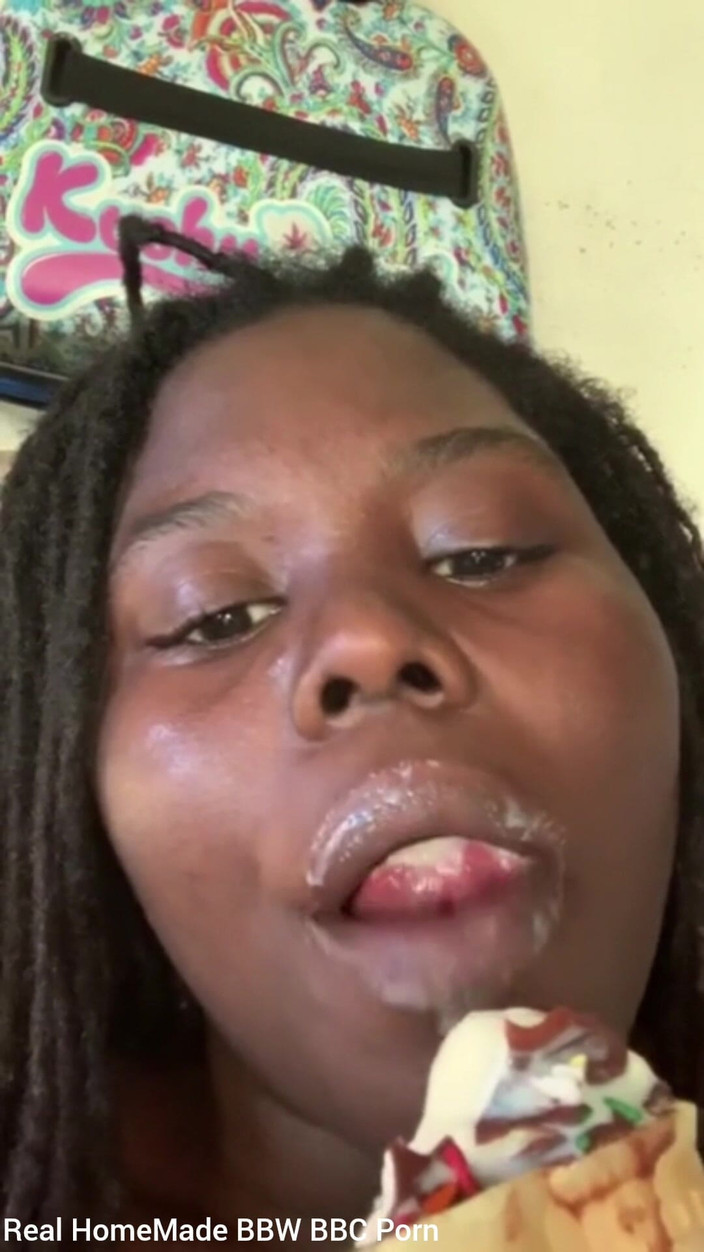Super sexy ebony cuties: Fã pede para lamber um sorvete com polvilho