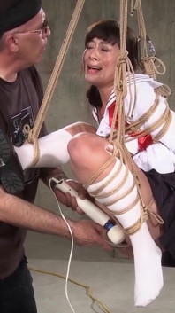 Elle est attachée et faite jusqu'à l'orgasme avec un Hitachi