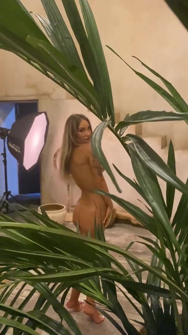 Monika Fox: Monika Fox Mexican heat photoshoot backstage