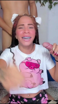 Latina panas memberikan blowjob kepada kawan-kawan kejiranannya