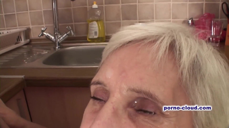 Porno Cloud: Granny in the kitchen