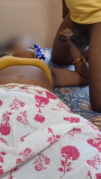 Indisk gift fru visar navel att ha ett avtal med husägare