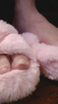 Zehen wackeln, rosa flauschige pantoffel