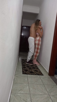 Figliastra strofina contro il muro, strofinandosi a secco e si masturba
