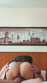 Un collègue m’a invitée à l’hôtel et m’a baisée