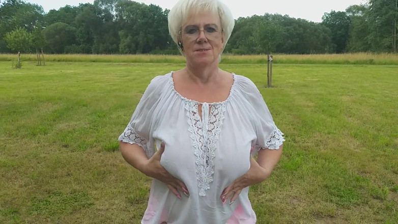 PureVicky66: Hot Granny Piss Outdoors