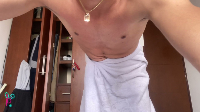 Isak pervert: 热辣的年轻人在他的房间里跳舞并移动他紧致的屁股