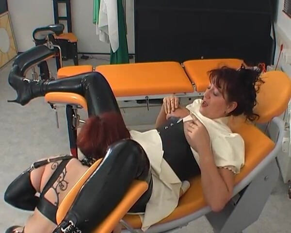Rubber & Clinic Studio - 1ATOYS: Bondage lesbien spécial et jeux en caoutchouc