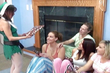 Radical Lesbian: 每个女孩都用漂亮的成人玩具玩女同性爱群交