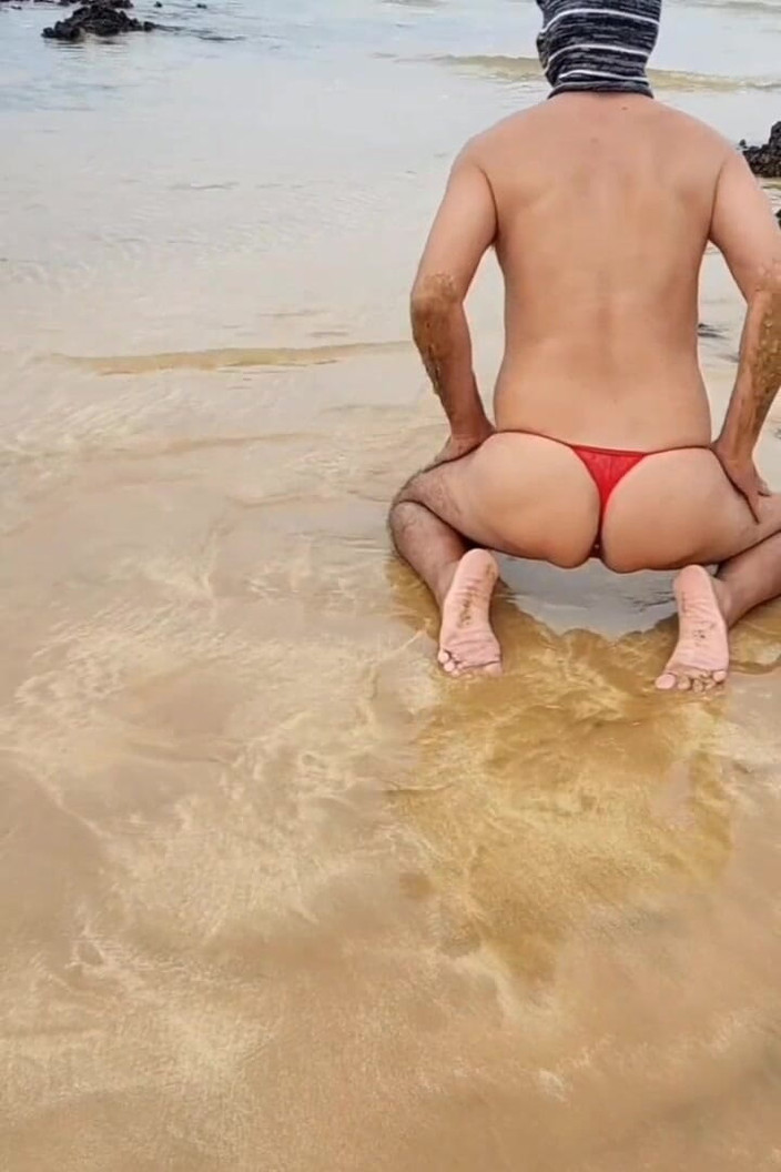 Ladysilvas: Ladysilva transvesthemd am strand im höschen, was für eine heiße...
