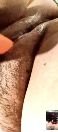 Videochiamata bollente con una ragazza paffuta dal culo grosso che si infila una carota nella sua figa