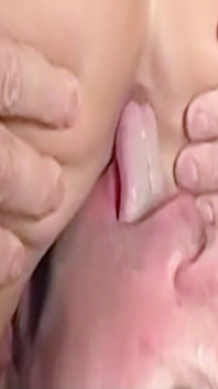 Blonde vollbusige MILf aline wird von einem dicken schwanz in ihre haarige muschi gefickt