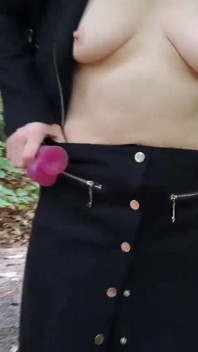 Cewek sange ini lagi asik muasin memeknya pakai dildo di hutan