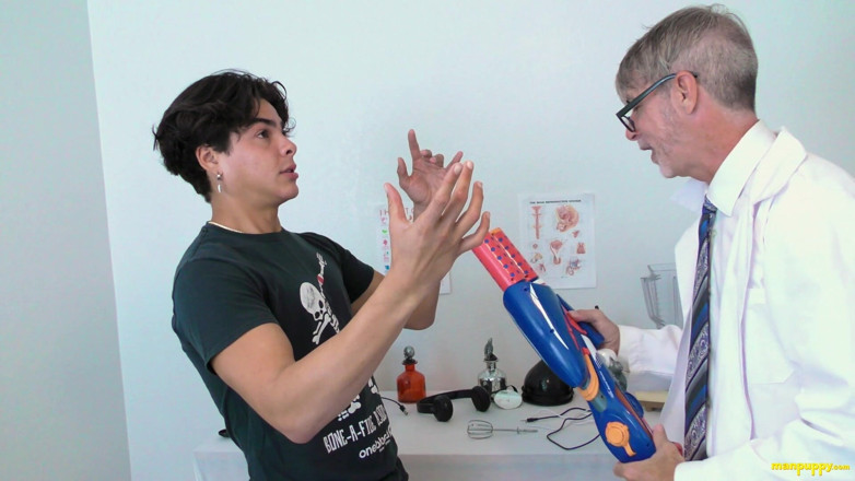 Man Puppy: Insegnare all'assistente una lezione
