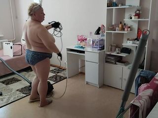 Sweet July: Kamera gefilmt schwiegermutter nackt beim putzen