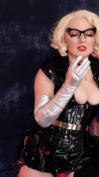 Lesbiche strapon scopano la figa e fumano milf kinky alternativi