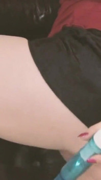 Сексуальная любительская сцена-3_brunette с большой задницей в трусиках трахает ее киску дилдо