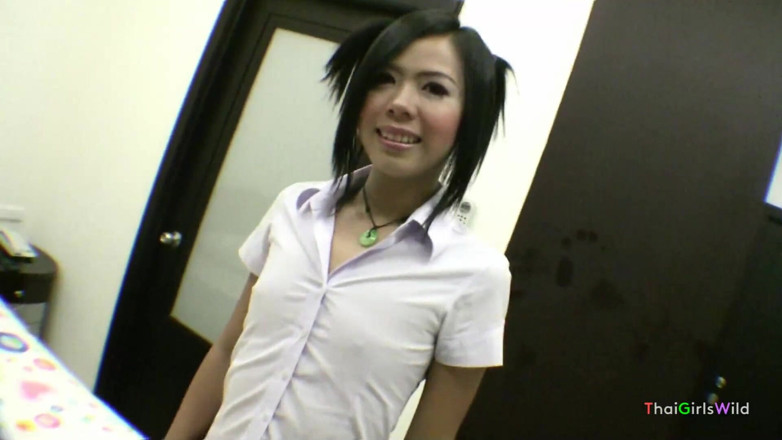 Thai Girls Wild: Taylandlı amatör ilk kez diline sağlıklı bir şekilde boşalıyor