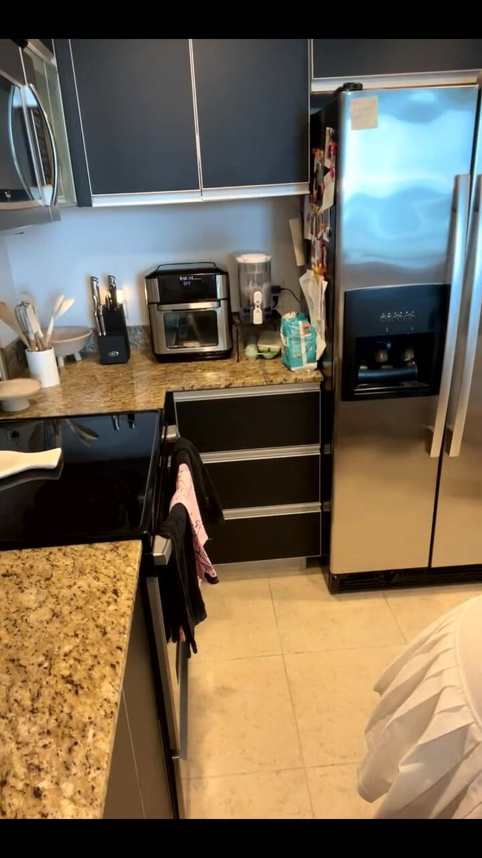 Dani Valentina: Topless koken en douchestream