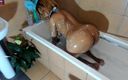 Anal Ebony XXX: Zwarte vrouw met dikke kont badend